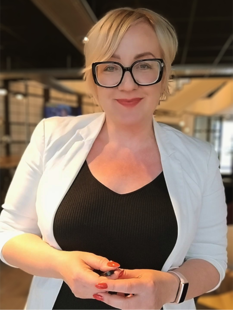 Sylwia Polus-Pompa w białej marynarce