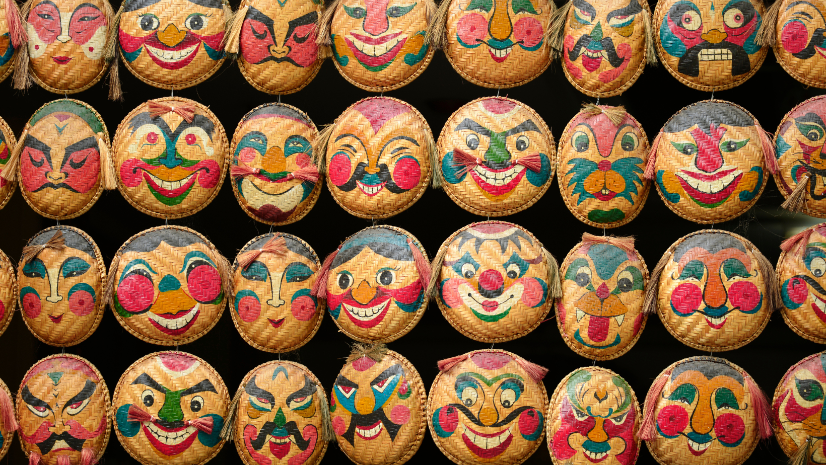 Ręcznie malowane plecione maski z różnorodnymi wyrazami twarzy