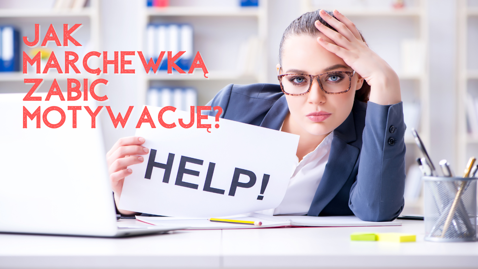 Kobieta przy biurku z kartką „HELP!”