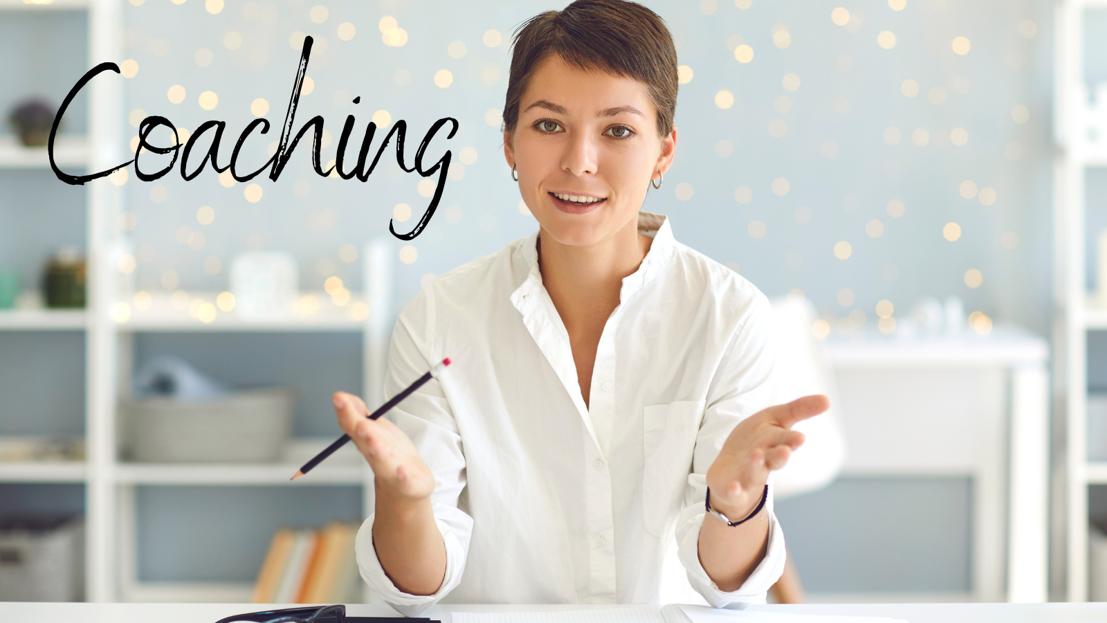 Drewniane kostki układające się w napis „COACHING” na tle mapy