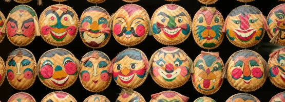 Ręcznie malowane plecione maski z różnorodnymi wyrazami twarzy