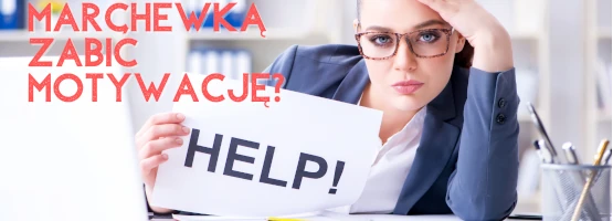 Kobieta przy biurku z kartką „HELP!”