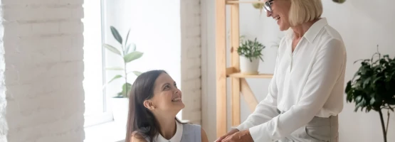 Dwie kobiety podające sobie dłoń w biurze