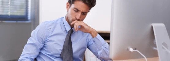 Przygnębiona kobieta siedząca w biurze z głową na biurku