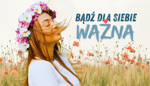 Kobieta w białej sukience i wianku z kwiatów stoi na polu maków